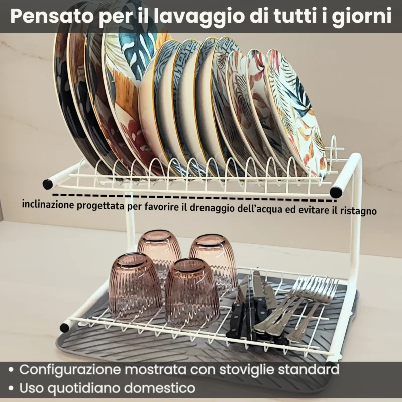 Scolì scolapiatti da appoggio Kesirio vicino al lavello in cucina