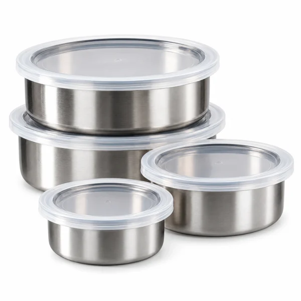 Set di 4 contenitori alimentari rotondi in acciaio inox con coperchi trasparenti, di diverse capacità, disposti su sfondo bianco.